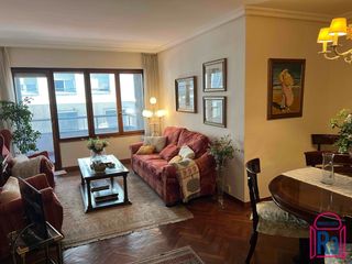 Etagenwohnung in Centro Ciudad. Piso amplio con muy buena distribución y garaje enfrente de la p