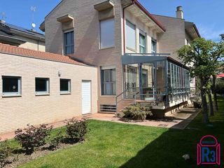 Chalet à Las Eras de Renueva. Chalet individual bien situado en eras con 5 dormitorios