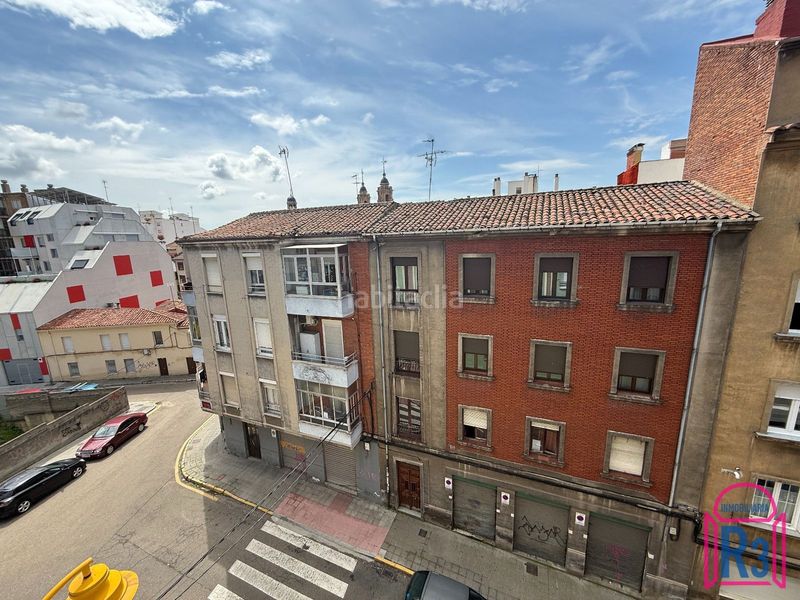 Foto 02eb26ce-f51c-46d5-8ac4-fc7f844f3803. Piso  para reformar en edificio con ascensor en León