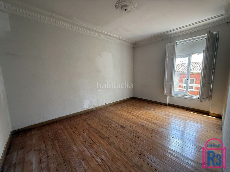 Foto adb35488-e275-4117-94be-9d3e15f46ee8. Piso  para reformar en edificio con ascensor en León
