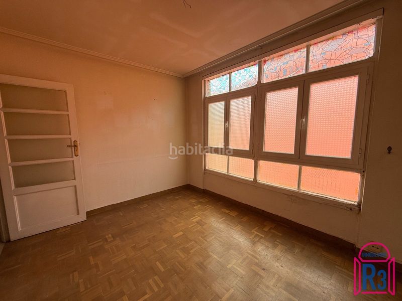 Foto b85733fb-cd0f-4962-97ca-74085aa13fa1. Piso  para reformar en edificio con ascensor en León