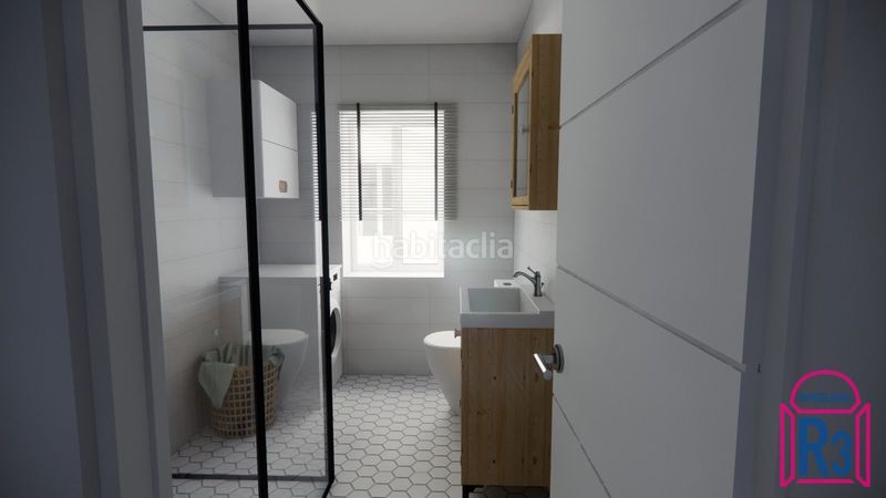 Foto c1ff0f58-6aa4-47b0-bee0-95b2a177e752. Piso  para reformar en edificio con ascensor en León