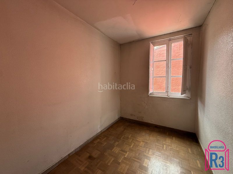Foto d998efc5-a6a9-4ee4-885a-434e882049d2. Piso  para reformar en edificio con ascensor en León