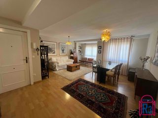 Flat in San Claudio - La Chantría. Piso de 3 dormitorios con vistas a la fuente de santa ana
