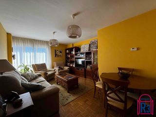 Apartament a Trobajo del camino. Apartamento muy bien distribuido y orientado al principio de tro