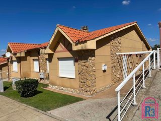 Reihenhaus in Valverde de la Virgen. Bungalow bien distribuido en la urbanización de campo de golf
