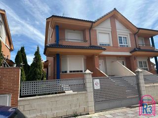 Casa adosada en Villaquilambre. Pareado con 4 dormitorios, bajocubierta y zonas comunes con pisc