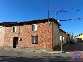 Maison à Chozas de Abajo. Casa de pueblo para reformar en casco urbano