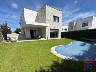 Chalet en Las Eras de Renueva. Precioso chalet nuevo en eras con piscina