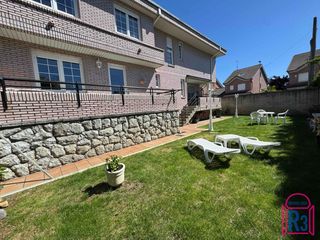Semi detached house in Villaquilambre. Fabulosa casa muy soleada con 7 dormitorios y zonas comunes con
