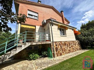 Xalet a Sariegos. Chalet individual de 5 dormitorios con bodega y preciosa finca.