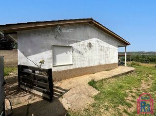 Maison à Sariegos. Casa individual en planta con 2 dormitorios y amplia parcela