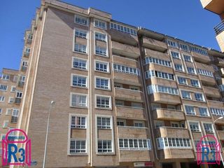 Piso en Las Eras de Renueva. Vivienda vpo en eras bien distribuida, con garaje y trastero
