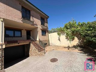 Casa adosada en Onzonilla. Chalet pareado en urbanización cerrada en onzonilla con dormitor