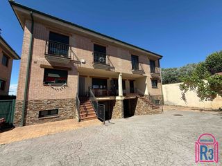 Casa adosada en Onzonilla. Chalet pareado en urbanización cerrada en onzonilla con dormitor
