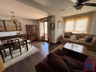 Casa adossada a Trobajo del camino. Bonita casa con dormitorio en planta baja en urbanización con pi