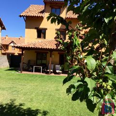 Semi detached house  Del golf. Pareado con 400 m de jardín en el campo de golf