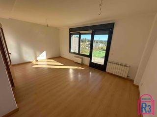 Casa adossada a Garrafe de Torío. Adosado con 4 dormitorios , amplio jardín y dormitorio en planta
