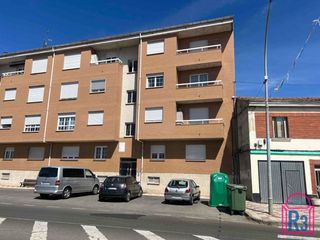Flat in Villaquilambre. Piso bien orientado enfrente del ayuntamiento con plaza de garaj