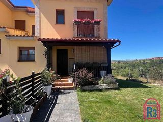Maison jumelée à Garrafe de Torío. Chalet pareado con jardín grande y vistas