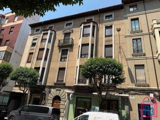 Piso en Centro Ciudad. Piso alto con ascensor para reformar en el centro proximo a plz