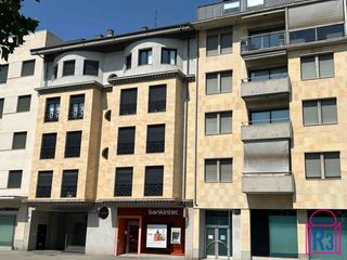 Dúplex a Centro Ciudad. Piso de 4 dormitorios alto y muy soleado con 2 garajes enfrente