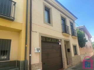 Casa a schiera in Trobajo del Cerecedo. Chalet adosado próximo a león, bien orientado