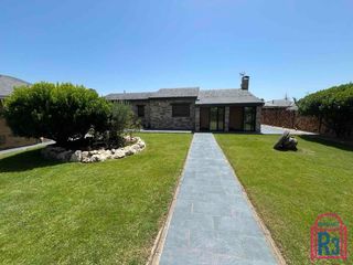 Chalet à Villadangos del Páramo. Casa en planta baja con amplia parcela y piscina privada