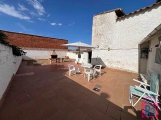 Casa a Villaturiel. Casa de pueblo con patio grande bien orientada en villarroañe