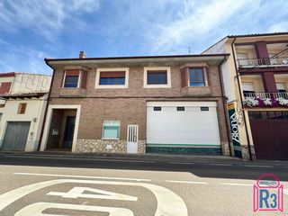 House in Onzonilla. Amplia vivienda de 4 dormitorios con local de 400 m