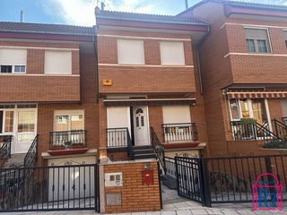 Casa adossada a Trobajo del camino. Amplio adosado en la sal. amueblado.