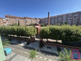 Appartement à Crucero. Apartamento 3º todo exterior zona estación ave. muy interesante.