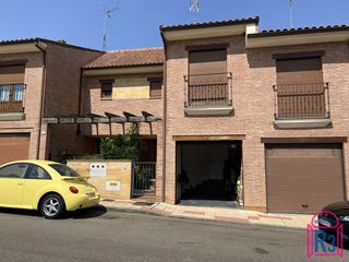 Casa adossada a Santovenia de la Valdoncina. Chalet adosado con dormitorio en planta baja