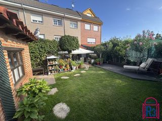 Casa adossada a Trobajo del camino. Amplio adosado con 100 m de jardín