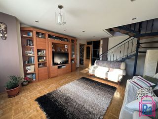 Duplex à Villaquilambre. Dúplex bien orientado con dormitorio en planta baja