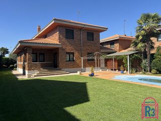 Chalet à Las Eras de Renueva. Chalet individual con 1000 m de parcela al principio de eras. co
