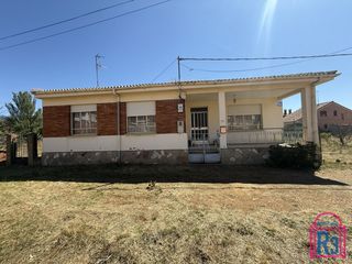 Casa a Santovenia de la Valdoncina. Casa en planta con 1300 m de parcela cerca de león
