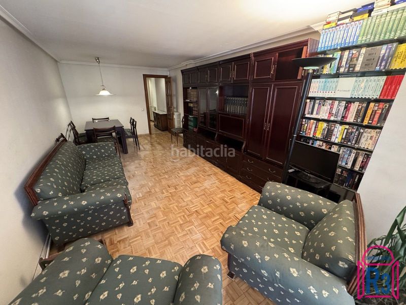 Foto eea46b66-8f95-4453-93a8-6d212e247886. Piso amplio piso con 5 dormitorios y garaje zona plaza de toros en León