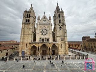 Flat in Casco Antiguo. Exclusiva vivienda toda exterior enfrente de la fachada principa