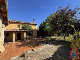 Haus in Garrafe de Torío. Espaciosa casa de pueblo en buen estado con amplio jardin