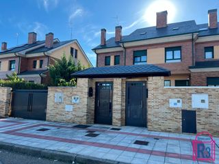 Casa adossada a Villabalter. Chalet pareado bien orientado con jardín y piscina