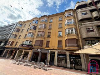 Appartement à Centro Ciudad. Piso de 4 dormitorios y 2 salones al lado del ayuntamiento
