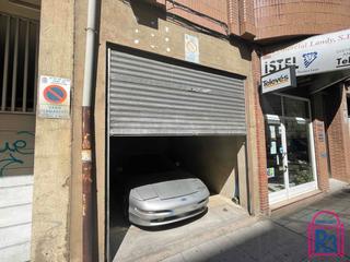 Local commercial  Fray luis de león. Se vende local con vado