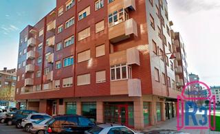 Location Local commercial  Calle la puentecilla. Se vende local acondicionado como banco de 134m². calle puenteci