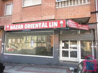 Location Local commercial  Avenida del párroco pablo díez. Local acondicionado de 224 m² con 2 despachos y aseos. muy lumin