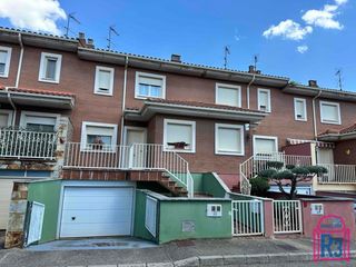 Casa a schiera  Cercado. Casa con dormitorio en planta baja y bodega