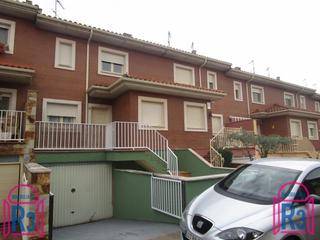 Maison jumelée  Cercado. Casa con dormitorio en planta baja y bodega