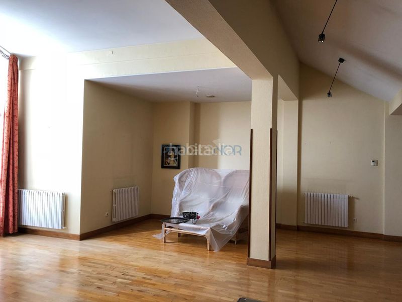 Foto f6bdcb41-3cf4-43c9-b138-7838967270dc. Zweistöckige wohnung mit heizung in Centro Ciudad León