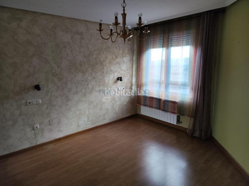 Foto 3f3f01a8-eb73-42a5-beb3-949387799f90. Casa adossada amb calefacció aparcament a Valdefresno