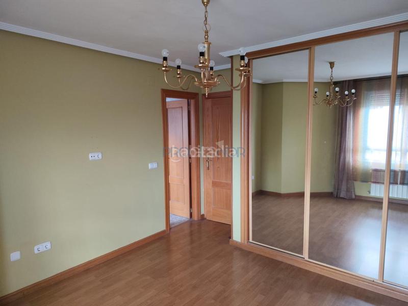 Foto 52e4b5e0-e23f-4a14-9105-b442a60c2c45. Casa adossada amb calefacció aparcament a Valdefresno